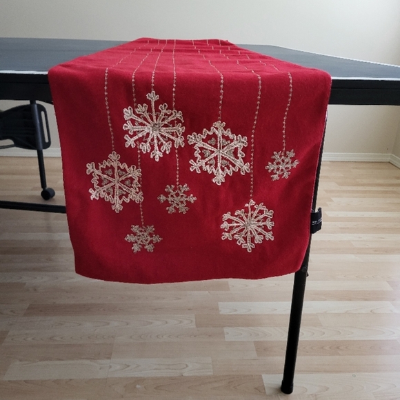 Christmas Table Runner - Picture 3 of 10